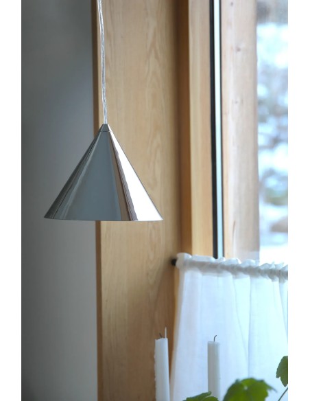 Plafonnier chromé Markslojd installé au-dessus d’un îlot de cuisine moderne