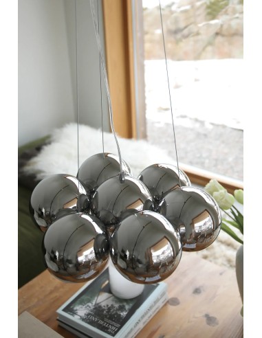 Plafonnier Cupolo installé au-dessus d’une grande table salle à manger éclairage homogène