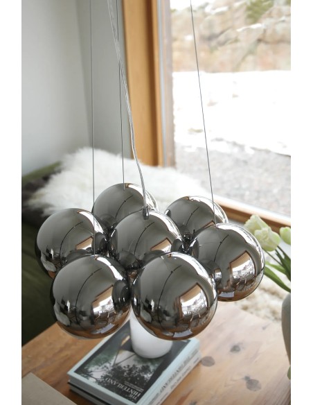 Plafonnier Cupolo installé au-dessus d’une grande table salle à manger éclairage homogène