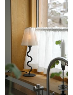 Lampe de table Veya Markslojd pied noir ondulé abat-jour lin 2