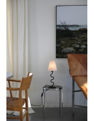 Lampe Veya Markslojd posée sur table de chevet ambiance cosy