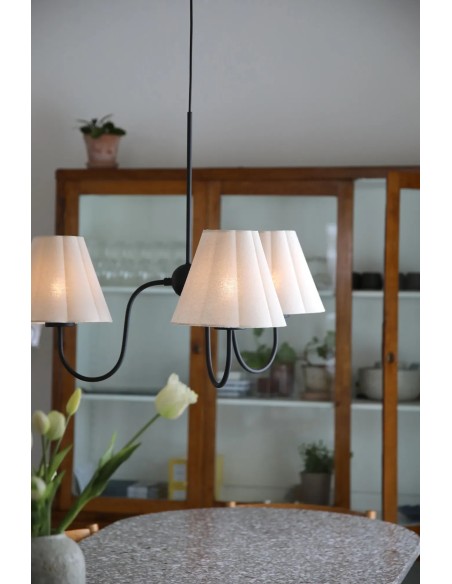 Détail bras incurvés métal noir plafonnier Veya Markslojd