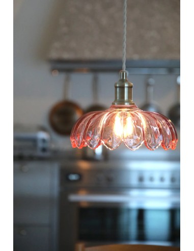 Suspension Kurage Markslojd rose installée au-dessus d’une table ambiance douce