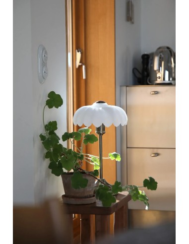 Détail pied laiton lampe Kurage Markslojd design classique