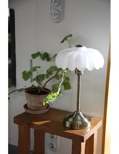 Lampe Kurage sur table ambiance douce et élégante salon