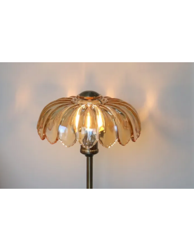 Lampe Kurage ambiance cosy sur table d’appoint lumière chaleureuse