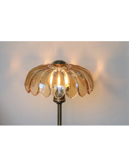 Lampe Kurage ambiance cosy sur table d’appoint lumière chaleureuse