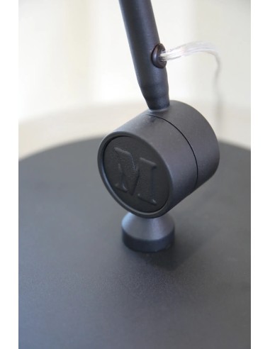 Lampe Arlo posée sur bureau éclairage travail moderne