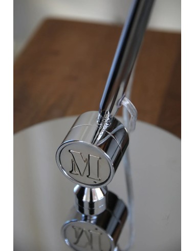 Lampe Arlo chrome posée sur bureau éclairage travail moderne