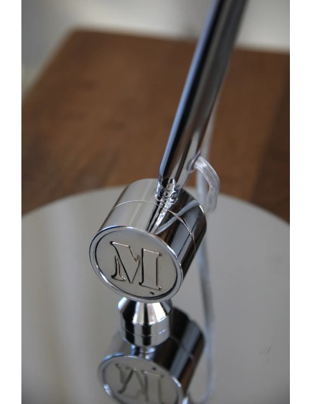 Lampe Arlo chrome posée sur bureau éclairage travail moderne