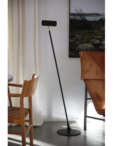 Détail tête orientable lampadaire Arlo Markslojd variateur intégré