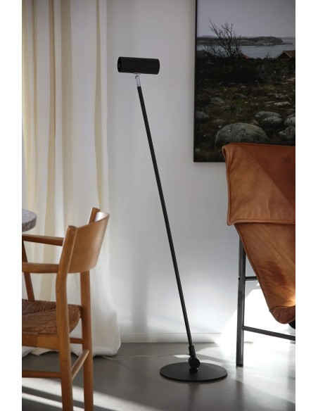 Détail tête orientable lampadaire Arlo Markslojd variateur intégré