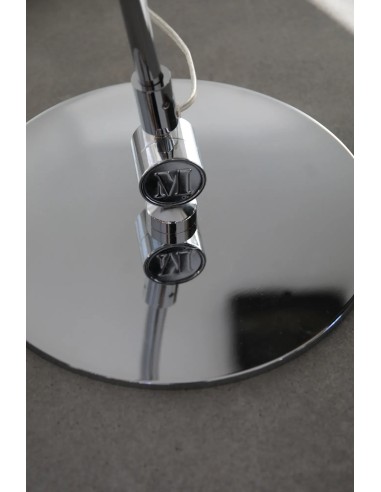 Lampadaire Arlo chrome installé dans salon éclairage moderne