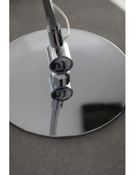 Lampadaire Arlo chrome installé dans salon éclairage moderne