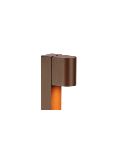 Borne Alor Corten installée dans un jardin éclairage extérieur moderne