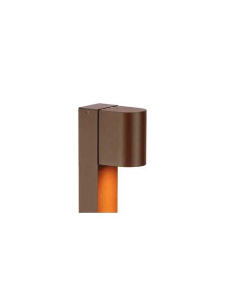 Borne Alor Corten installée dans un jardin éclairage extérieur moderne