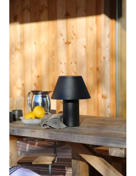 Lampe solaire Vivo sur table de jardin terrasse extérieure