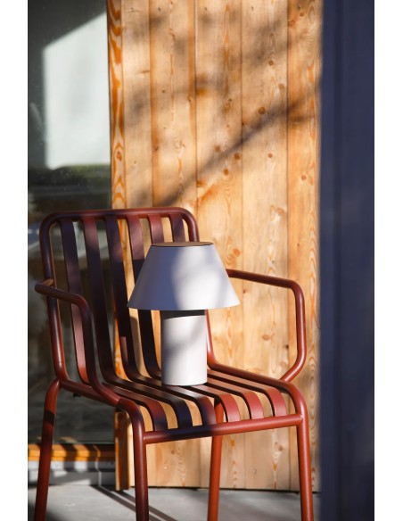 Lampe solaire Vivo grise sur table de jardin terrasse extérieure
