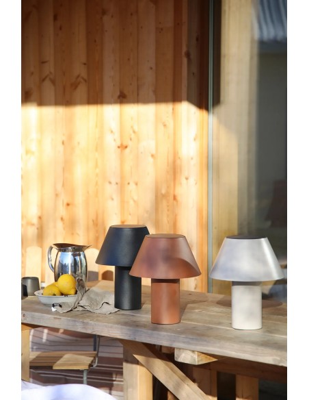 Lampe solaire Vivo marron sur table de jardin terrasse extérieure