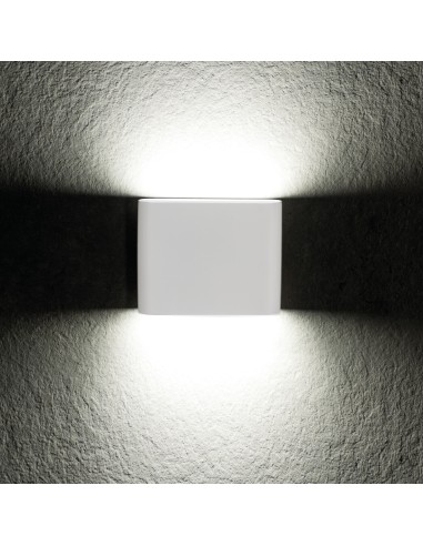 Éclairage bidirectionnel haut et bas de l’applique Kanlux GARTO LED sur mur extérieur