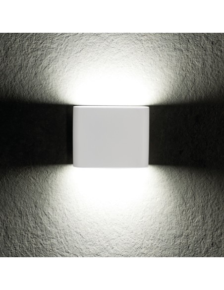 Éclairage bidirectionnel haut et bas de l’applique Kanlux GARTO LED sur mur extérieur