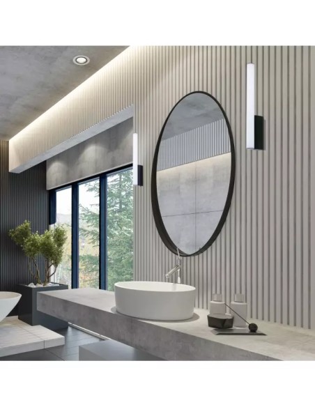 Applique LED Antiga Mantra installée au-dessus miroir salle de bain design fin doré