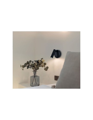 Applique murale LED PREA Mantra installée mur salon ambiance chaleureuse