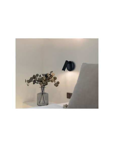 Applique murale LED PREA Mantra installée mur salon ambiance chaleureuse