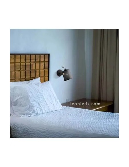 Détail applique murale Nordica Mantra abat-jour tissu noir finition effet bois