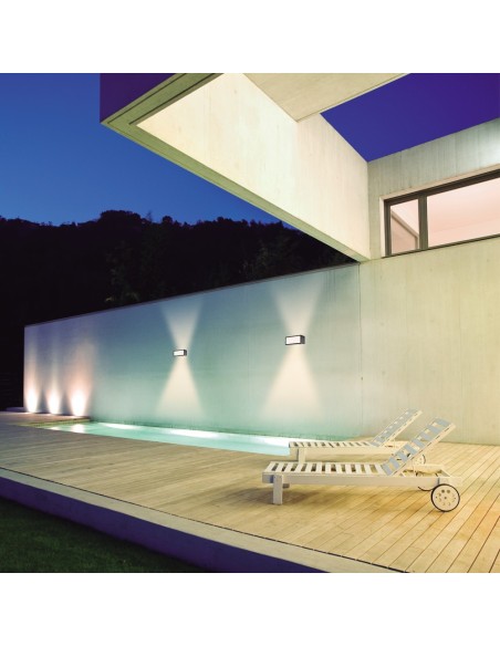 Applique extérieure Mantra Cancun installée sur mur extérieur éclairage nocturne 885 lumens
