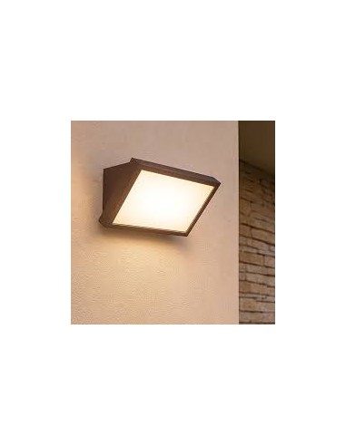 Applique extérieure Mantra Creek installée sur mur extérieur lumière large 120° 1600 lumens
