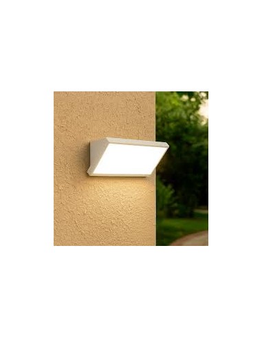 Applique extérieure Mantra Creek installée sur terrasse moderne lumière large 120 degrés