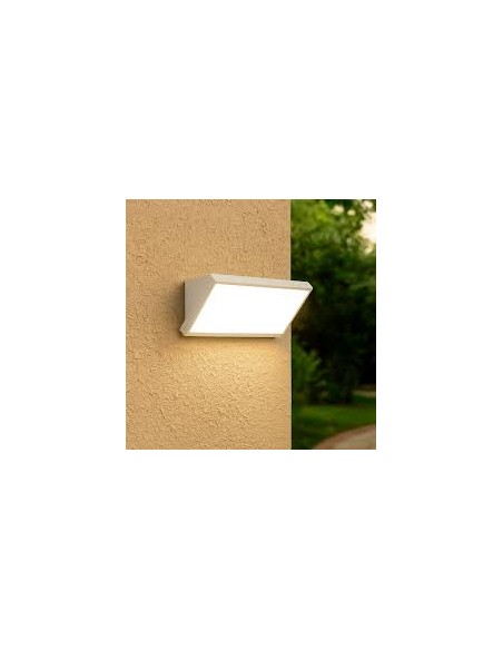 Applique extérieure Mantra Creek installée sur terrasse moderne lumière large 120 degrés
