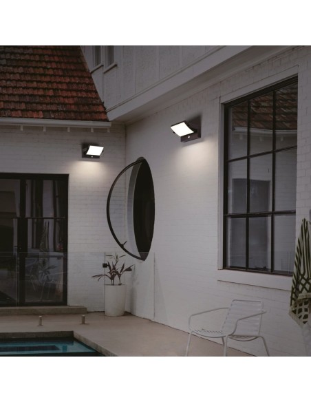 Applique extérieure Mantra Cooper installée sur façade moderne lumière chaude LED
