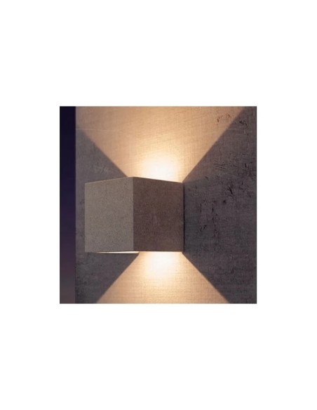Applique extérieure Taos installée sur mur extérieur design architectural béton IP65