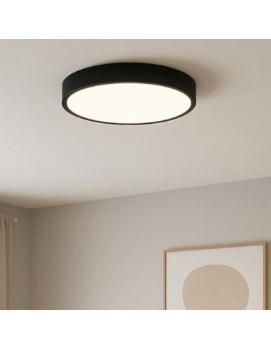 Plafonnier LED Cumbuco II noir installé dans petite pièce moderne