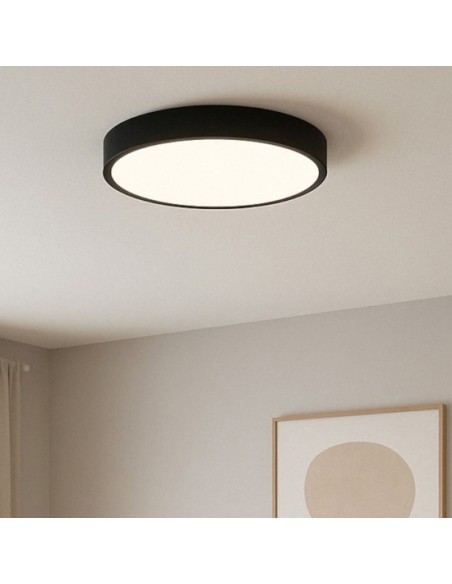 Plafonnier LED Cumbuco II noir installé dans petite pièce moderne