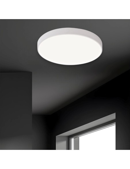 Plafonnier LED Cumbuco II blanc installé dans petite pièce lumineuse