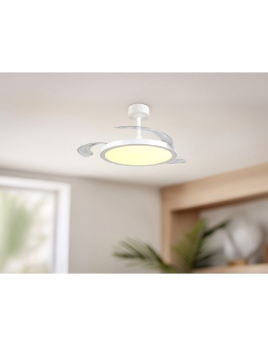 Plafonnier ventilateur KASFJORD LED installé dans grand salon moderne